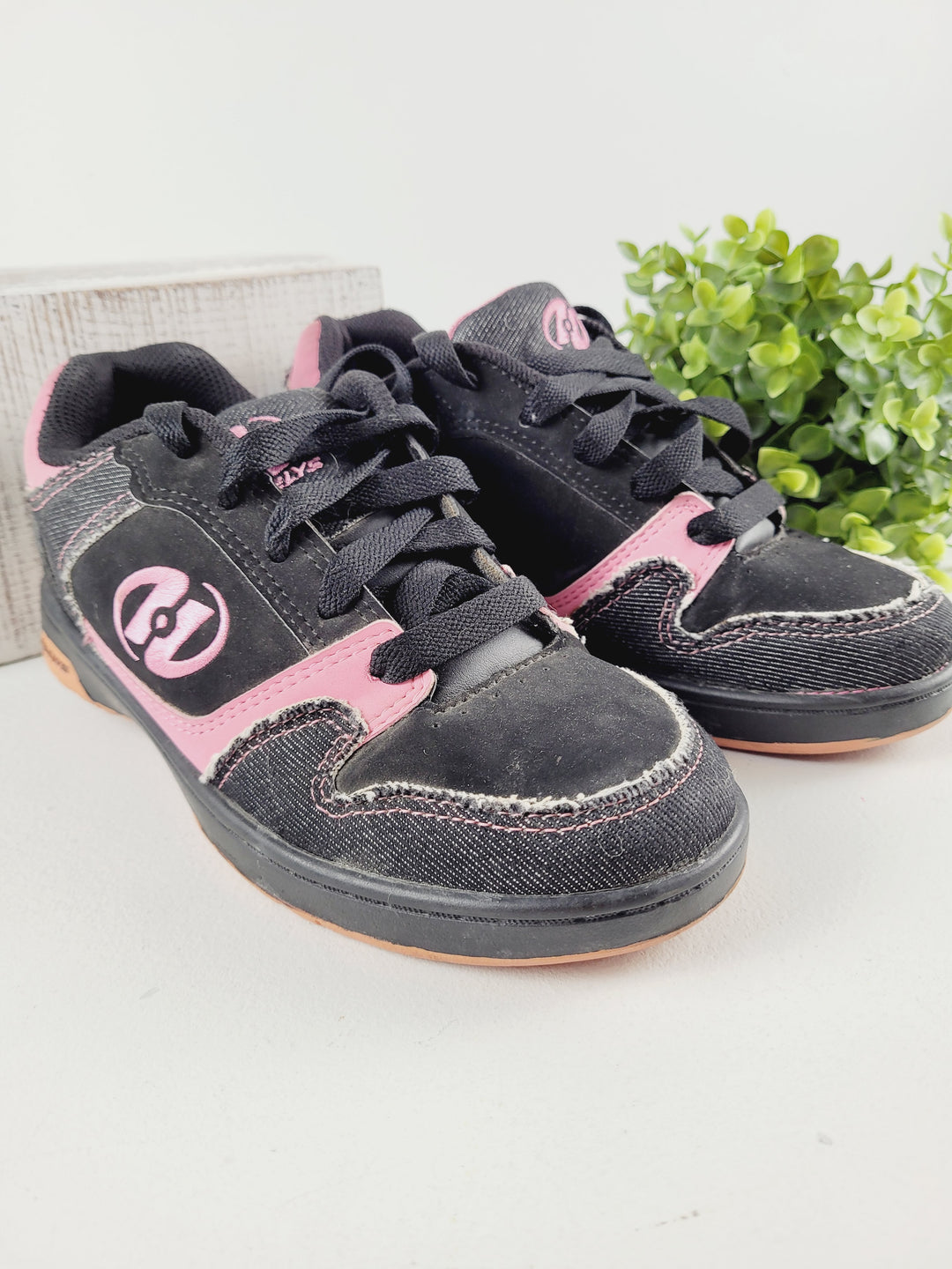 HEELIES PINK/BLACK SIZE YOUTH 5 PRE-LOVED