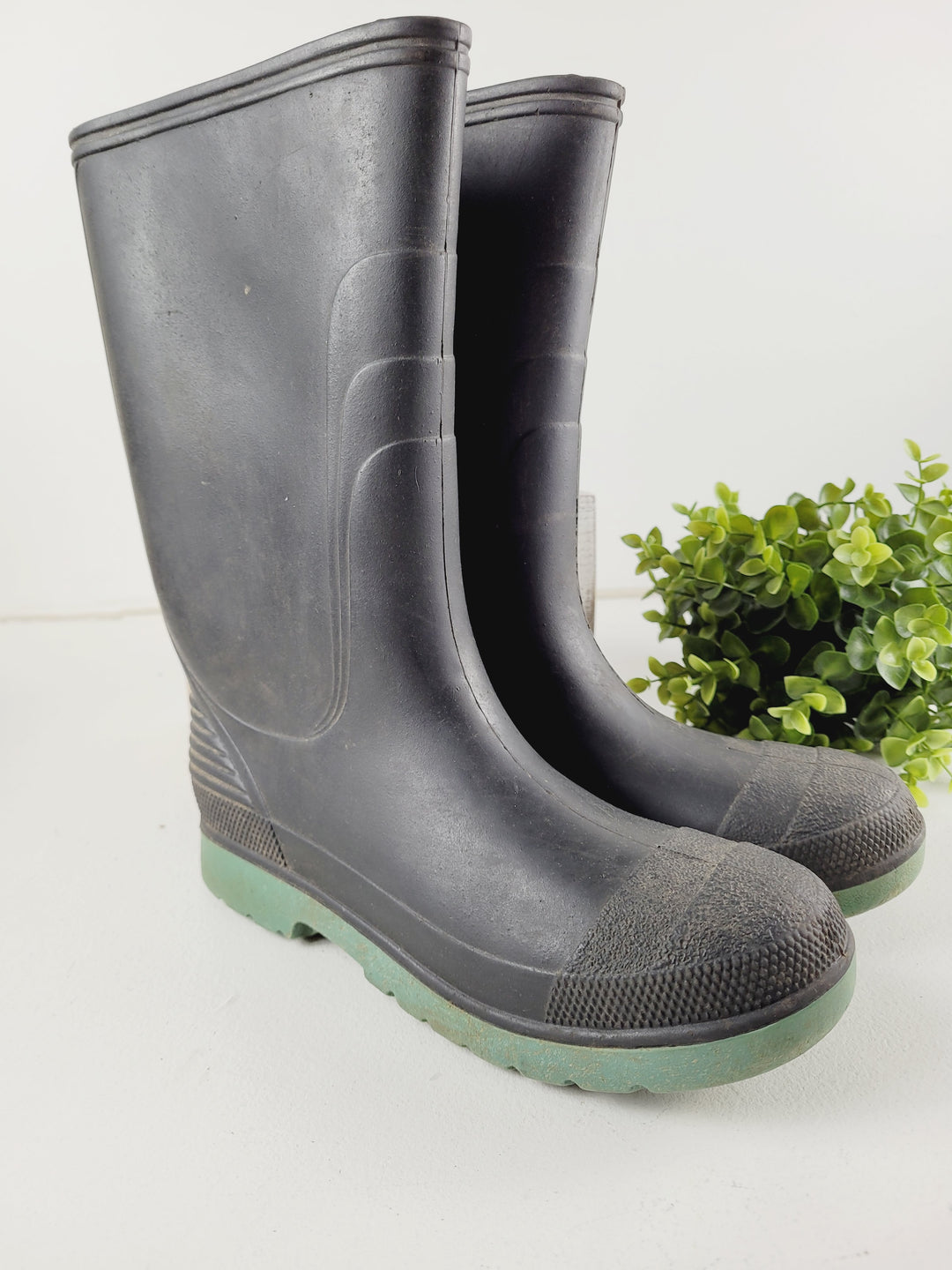 GREEN/BLACK RUBBER BOOTS SIZE 6 YOUTH VGUC