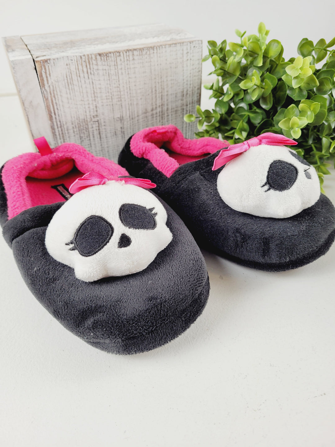 MONSTER HIGH SLIPPERS SIZE KIDS LARGE (APPROX 2YOUTH )PRE-LOVED
