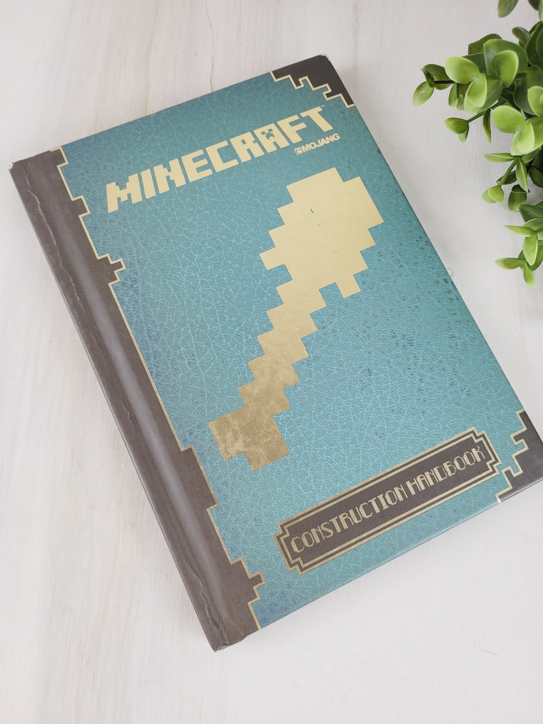 MINECRAFT CONTRUCTION HANDBOOK HARDCOVER EUC