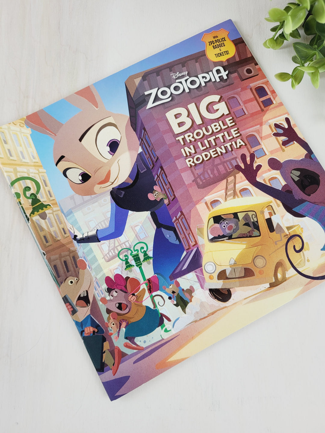 ZOOTOPIA BIG TROUBLE IN LITTLE RODENTIA STORYBOOK EUC
