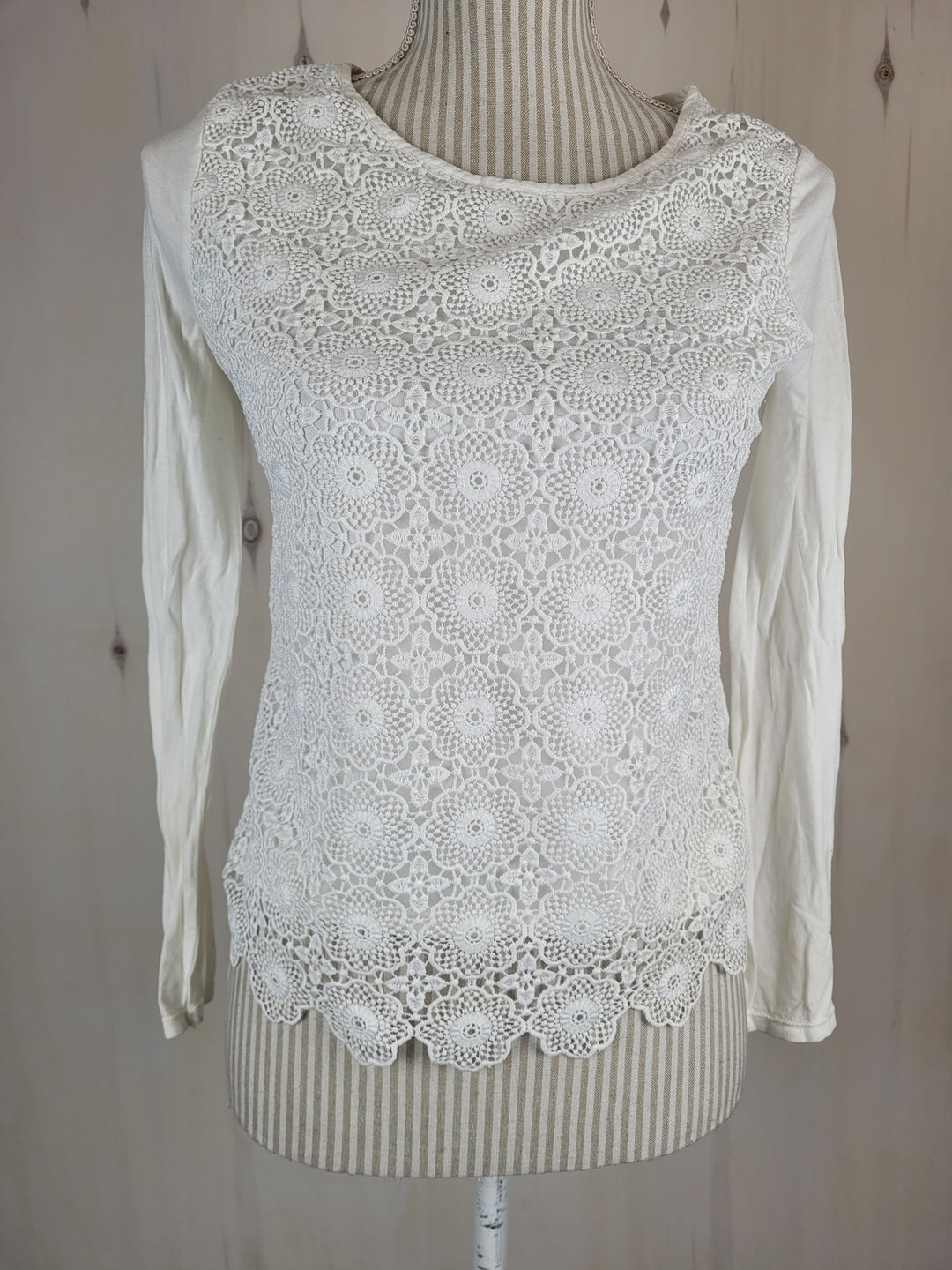 WHITE TOP WITH LACE FRONT APPROX LADIES SMALL VGUC