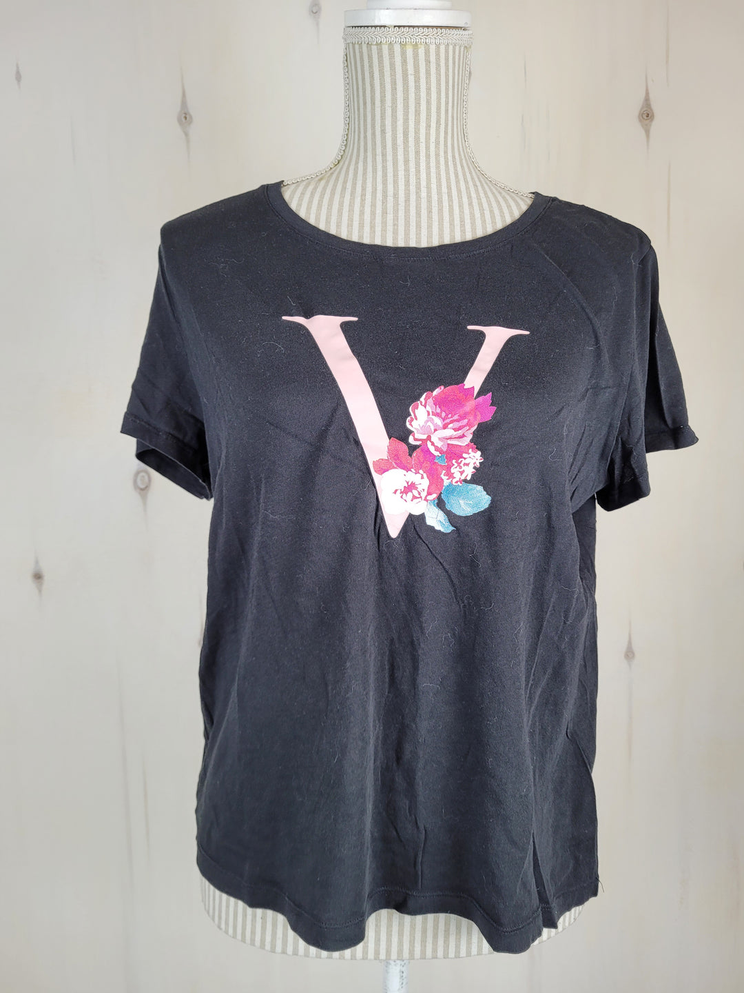 VICTORIA'S SECRET "V" SHIRT LADIES MEDIUM EUC