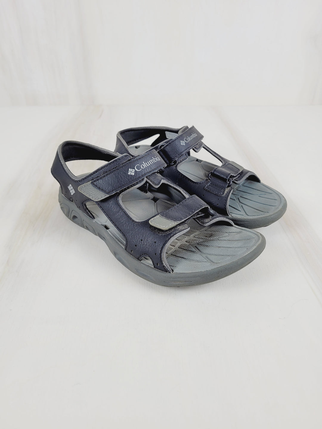 COLUMBIA GREY AND BLACK SANDALS SIZE 2 YOUTH VGUC/EUC