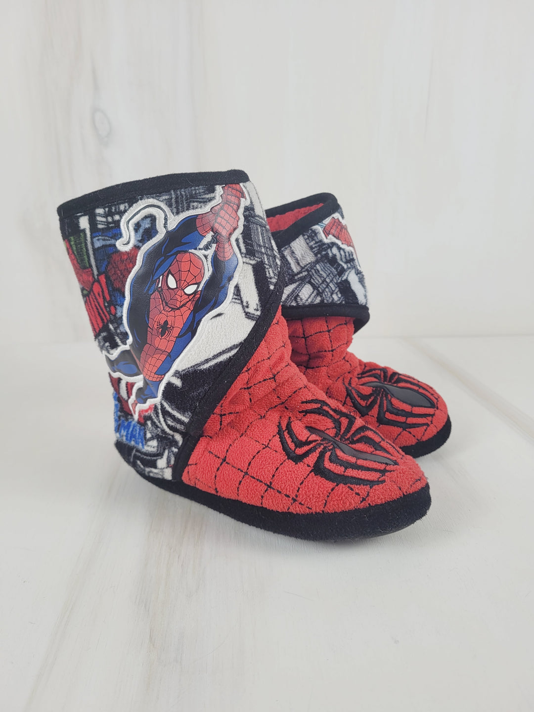 DISNEY STORE MARVEL SPIDERMAN VELCRO SLIPPERS SIZE 11/12 PRE-LOVED