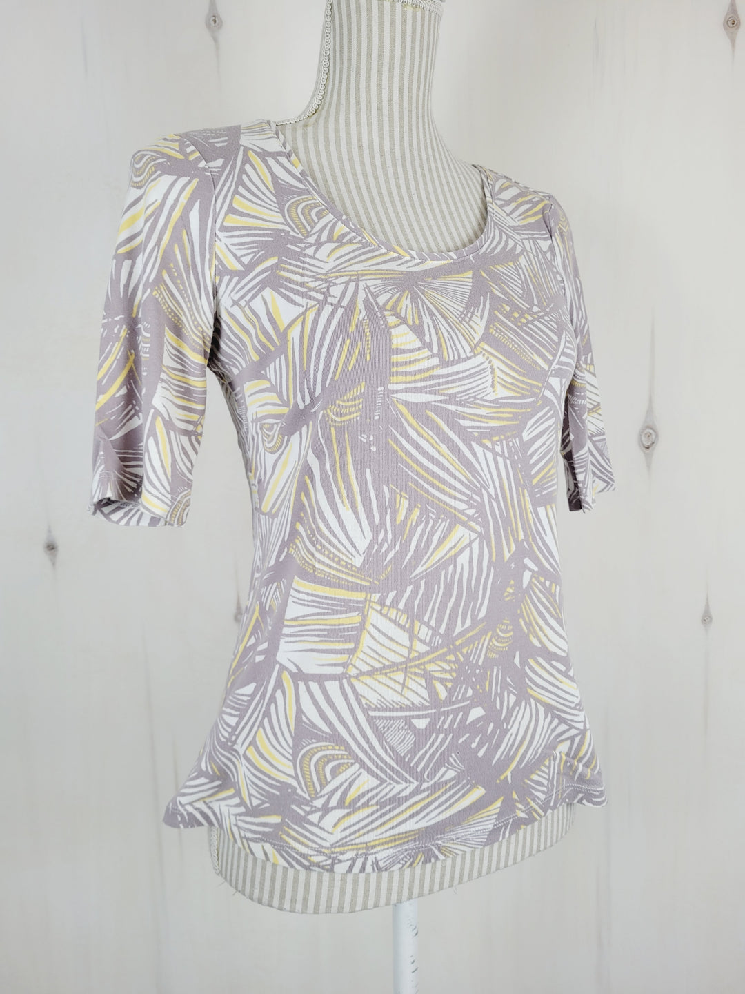 CLEO PETITES GREY/YELLOW TOP LADIES MEDIUM PRE-LOVED