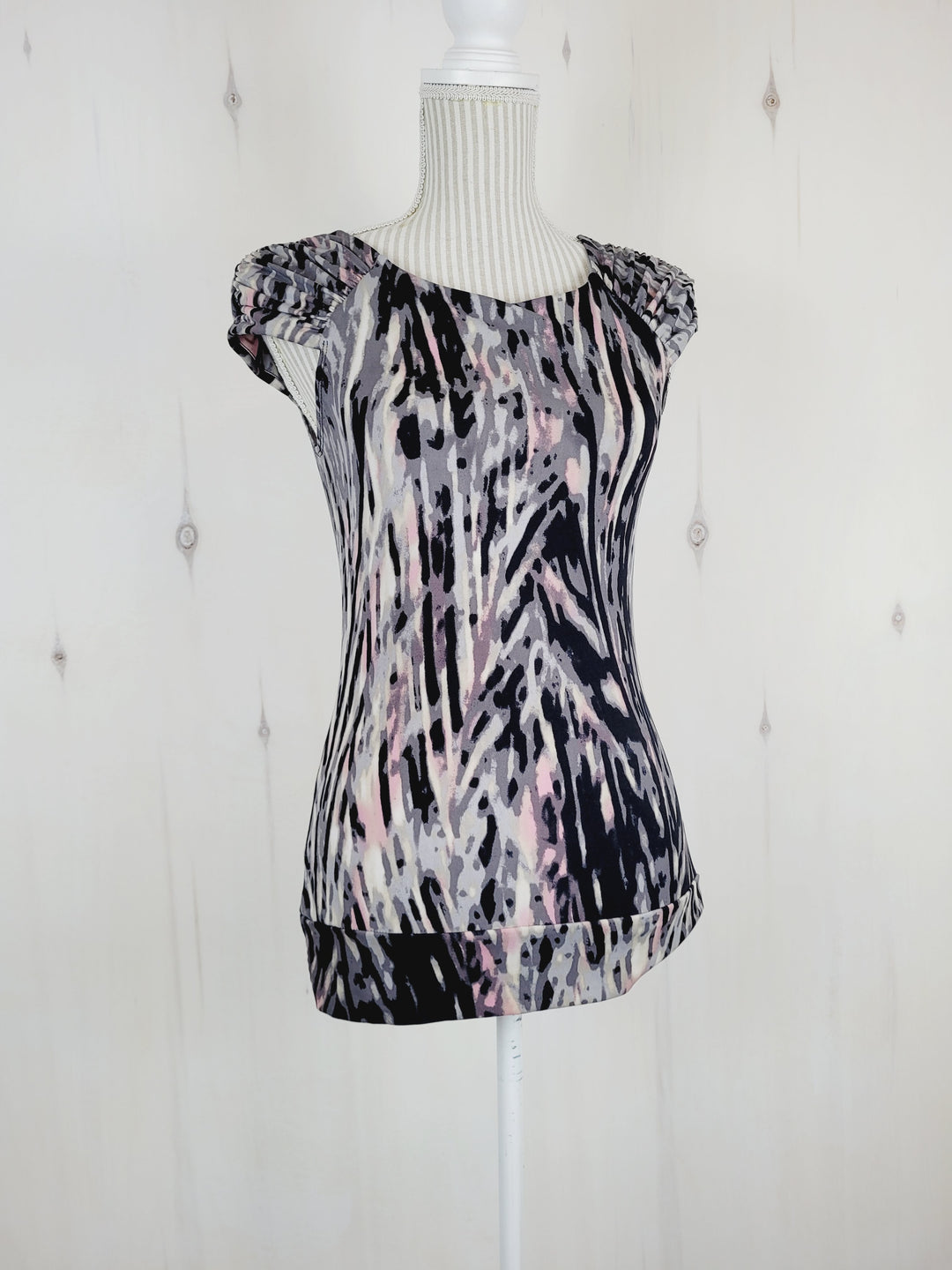 SUZY SHIER TOP LADIES SIZE APPROX MEDIUM EUC