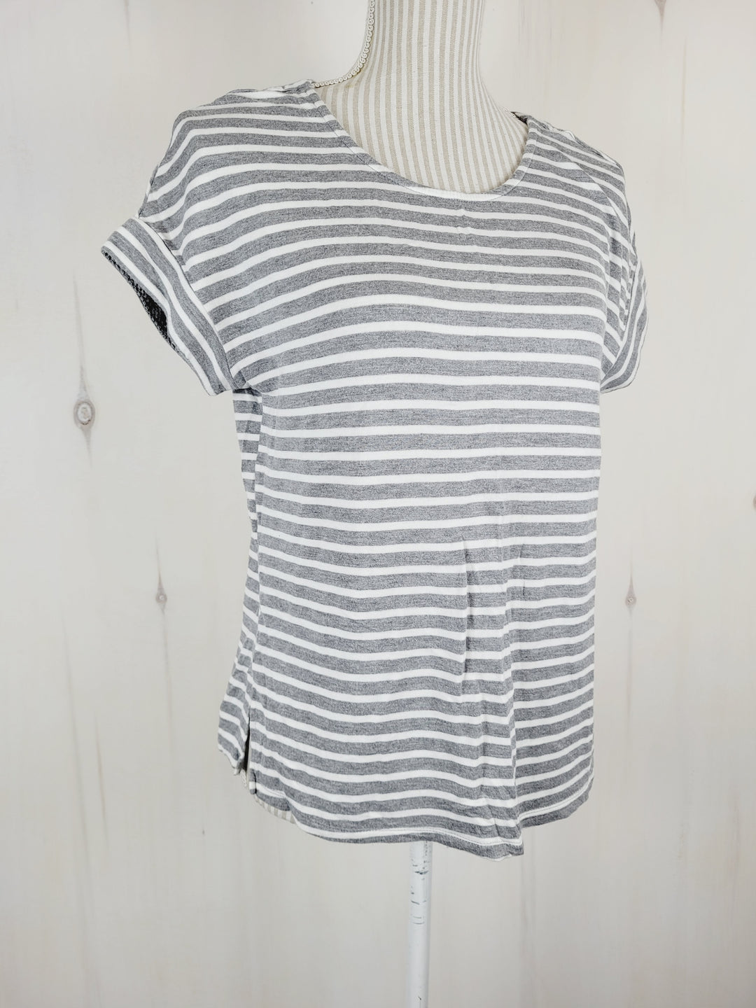 SOFT STRETCHABLE GREY/WHITE TOP APPROX LADIES SMALL EUC