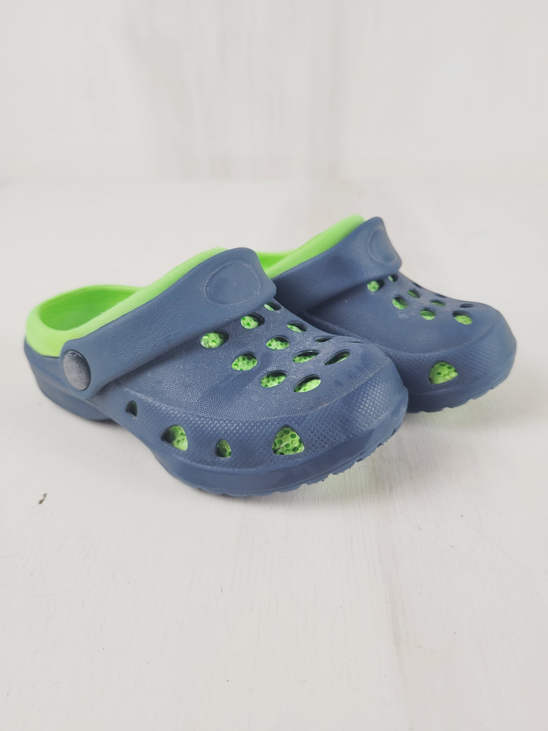SLIP ON SHOE NAVY/GREEN SIZE CHILD 7 PRE-LOVED