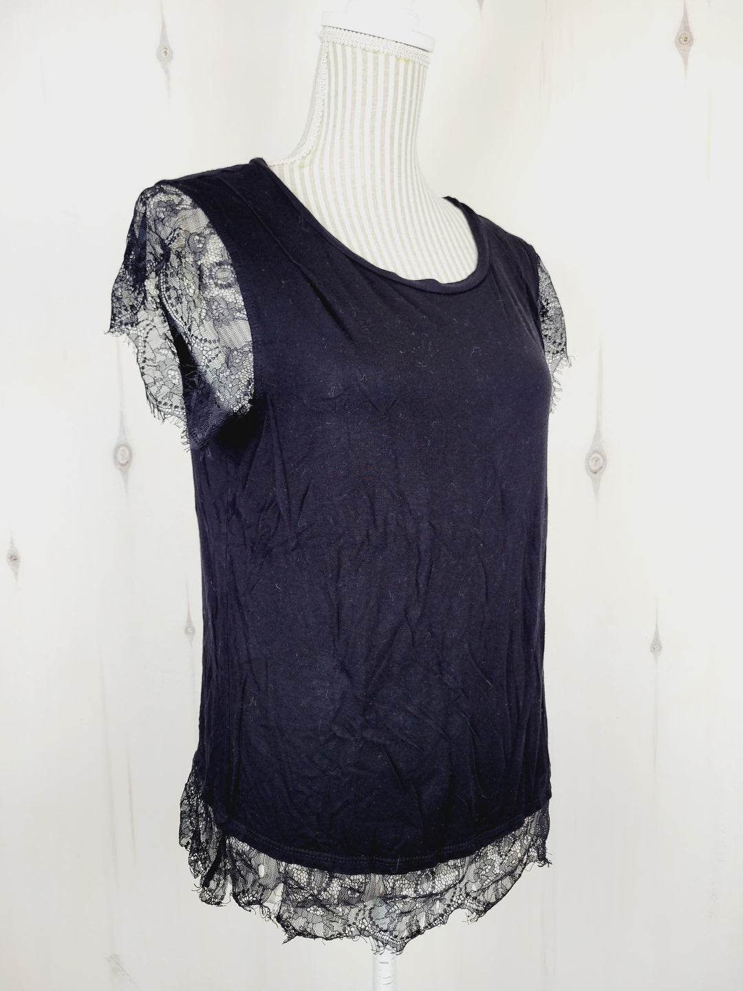 REITMANS BLACK TOP WITH LACE DETAIL LADIES MEDIUM PRE-LOVED