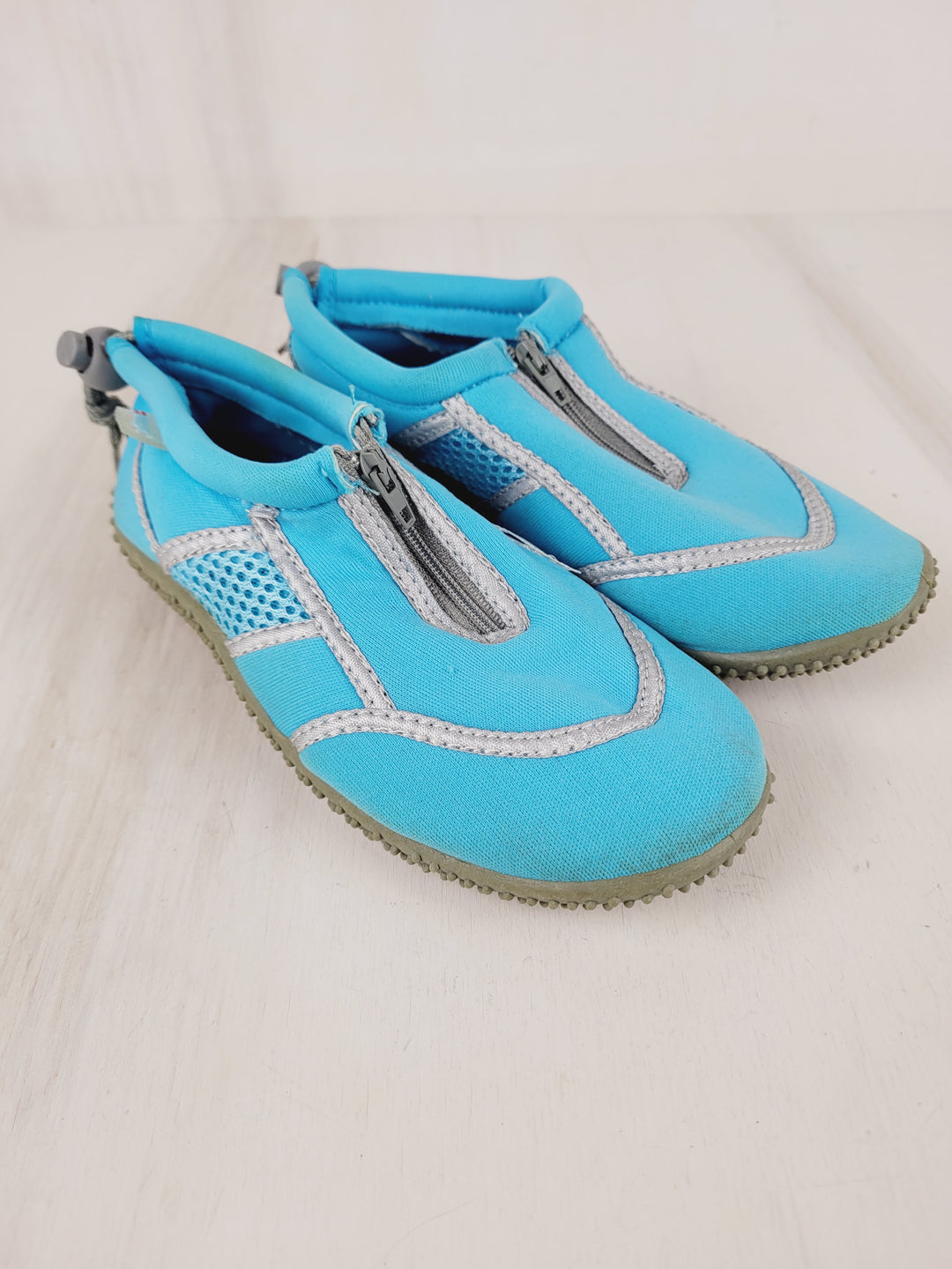 RISKY WATER SHOES BLUE & GREY SIZE 1 YOUTH PRE-LOVED