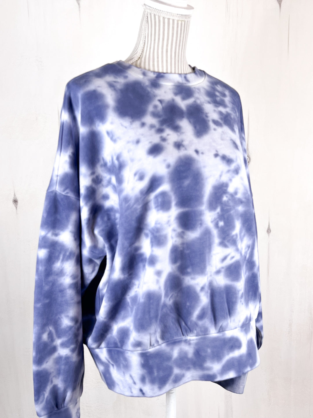 OLD NAVY BLUE TIE DYE SWEATER SIZE XL PRE-LOVED
