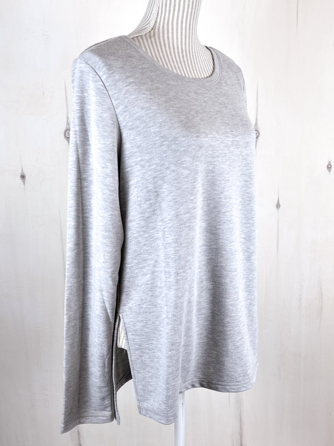 YOGALICIOUS LIGHT GREY SWEATER SIZE XL PRE-LOVED