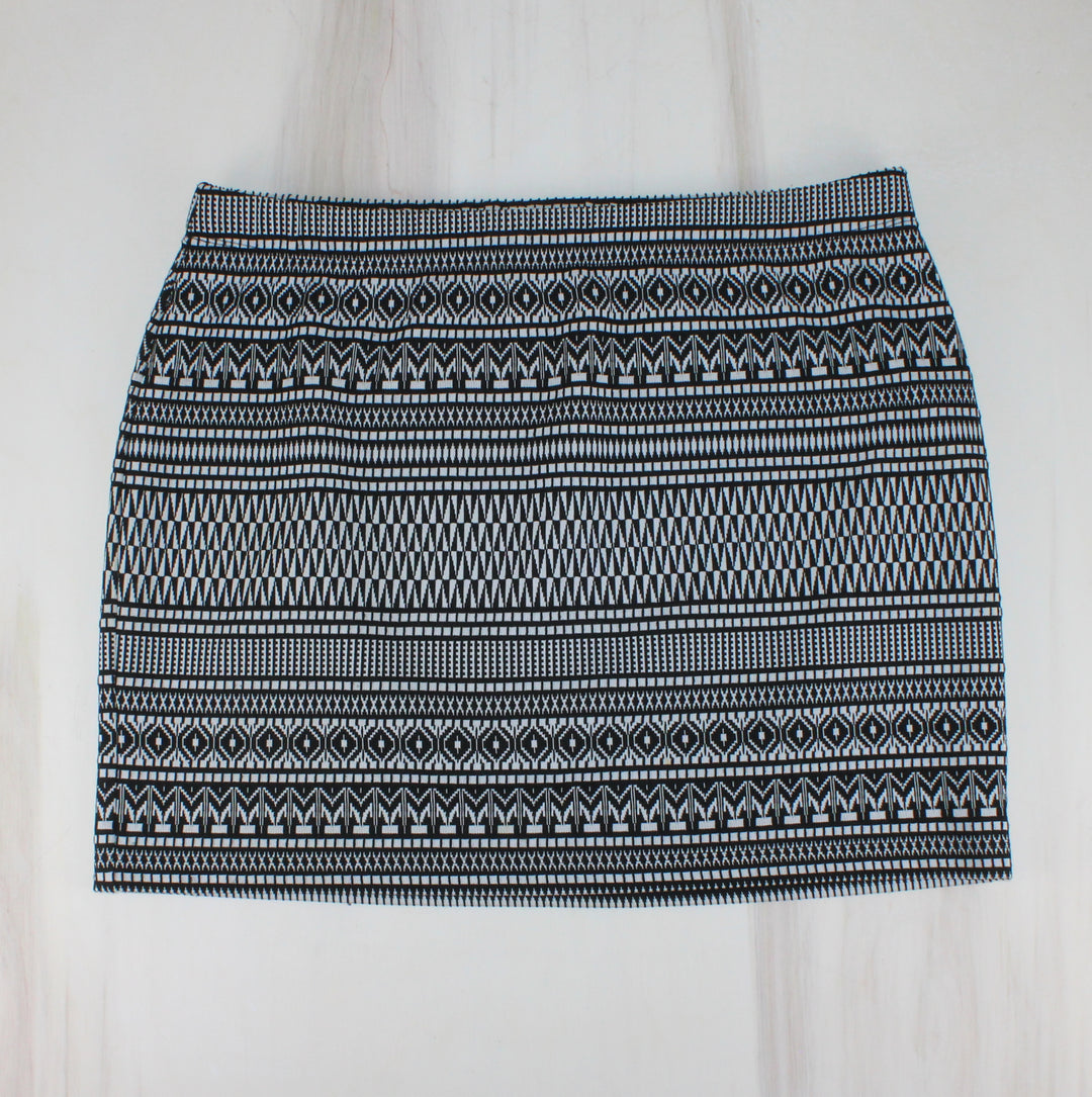 REITMANS BLACK AND WHITE PATTERNED SKIRT APPROX LADIES LARGE EUC