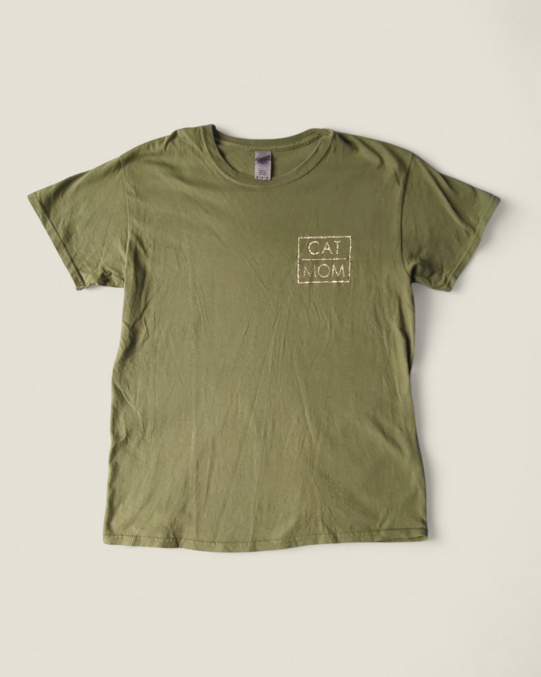 GUILDAN OLIVE TSHIRT "CAT MOM" ADULT MEDIUM PRE-LOVED