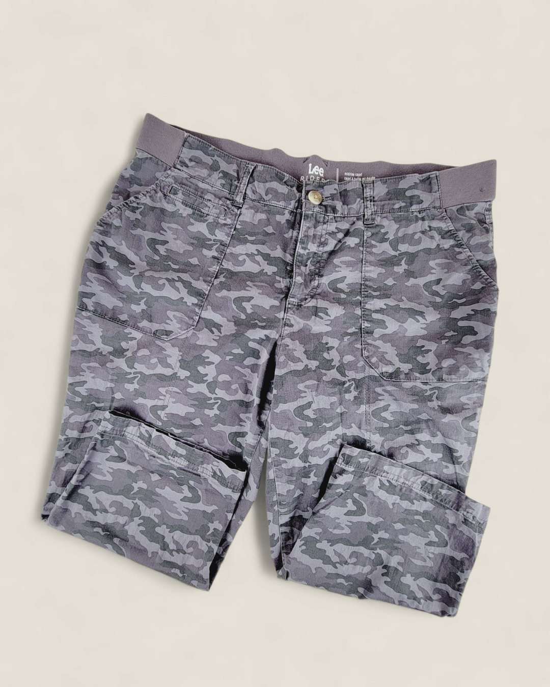 LEE RIDERS MID RISE CAMO CAPRIS LADIES 2XL PRE-LOVED