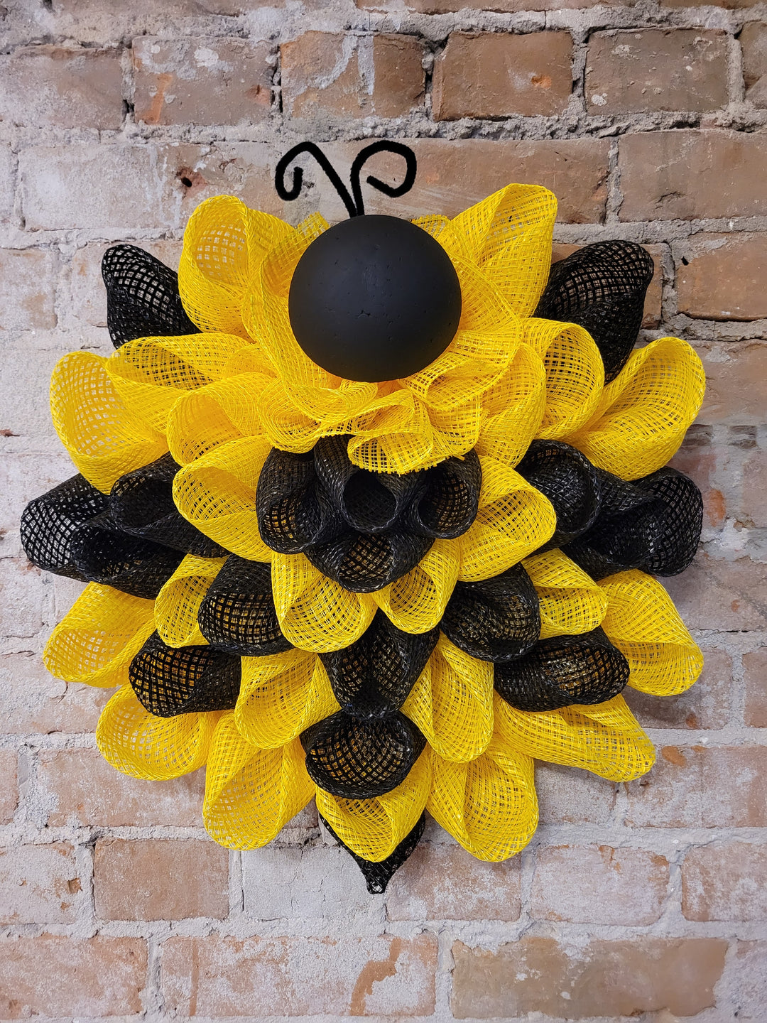 You & Home, Bumblebee Wreath