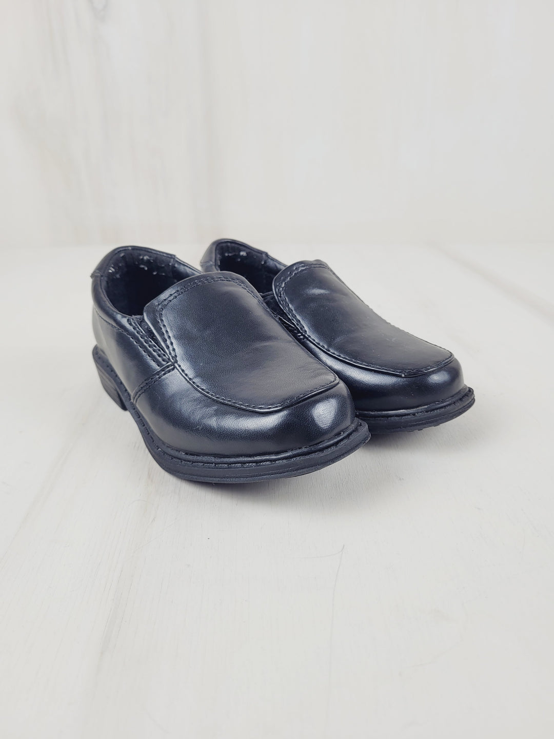 LEFT & RIGHT DRESSY BLACK SHOE SIZE 8 KIDS PRE-LOVED