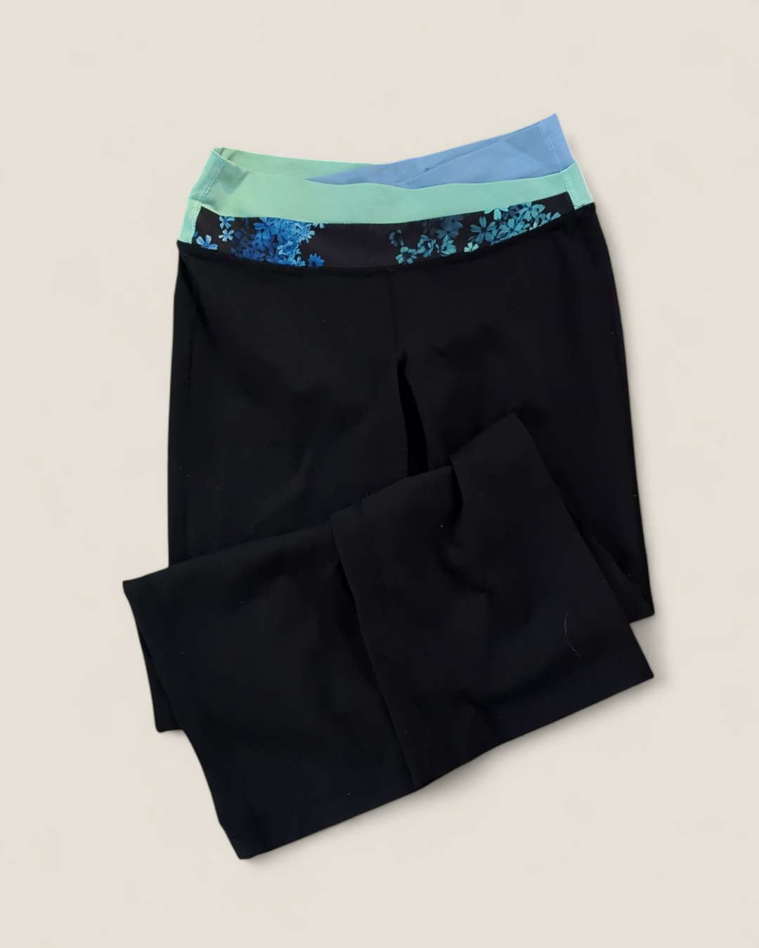 LULULEMON BLACK LEGGINGS LADIES SIZE 6 PRE-LOVED