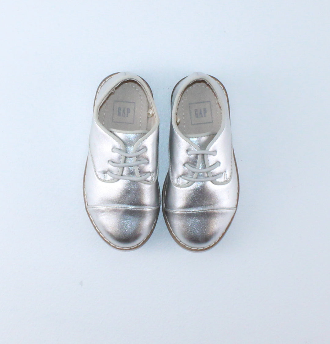 GAP SILVER SHOES SIZE 6C EUC