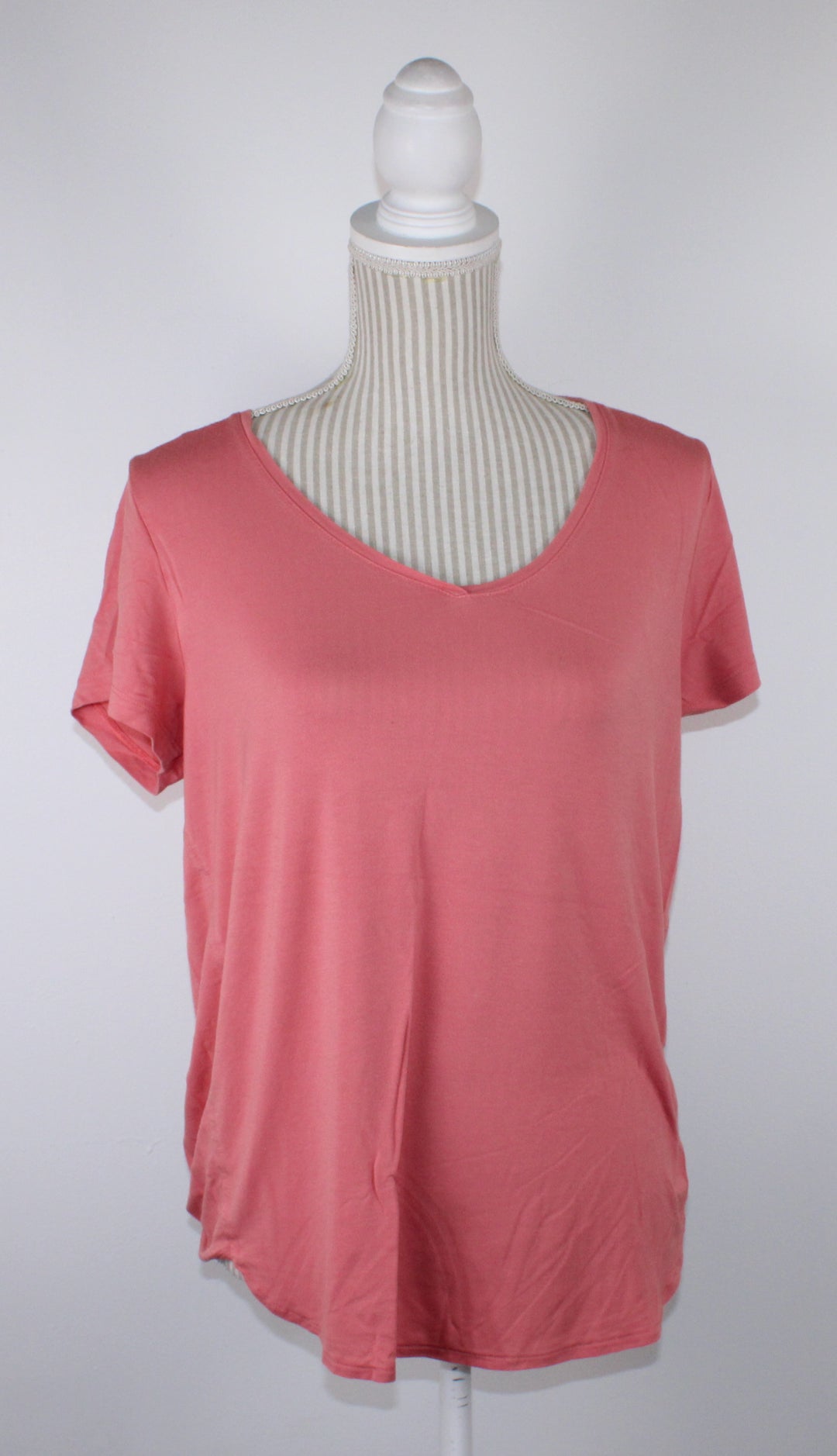 R ESSENTIALS CORAL TEE LADIES LARGE PRE-LOVED