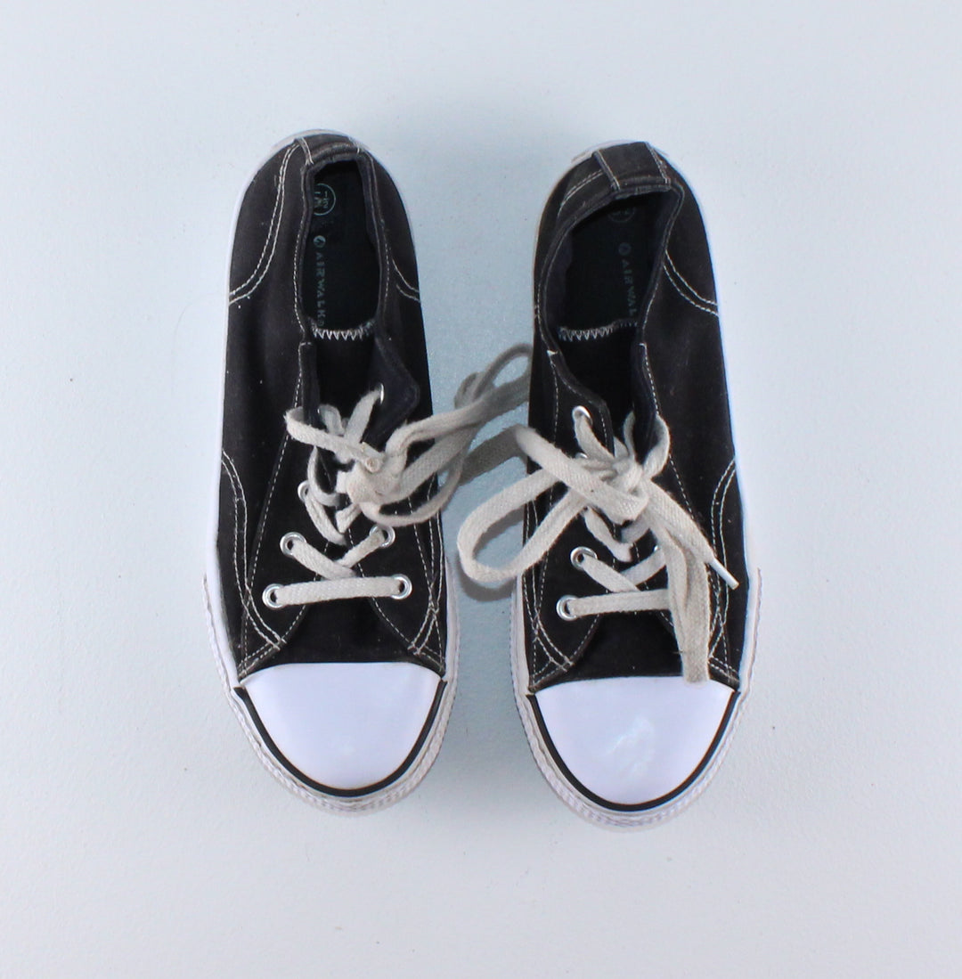 AIRWALK BLACK SHOES SIZE 5.5Y PRE-LOVED