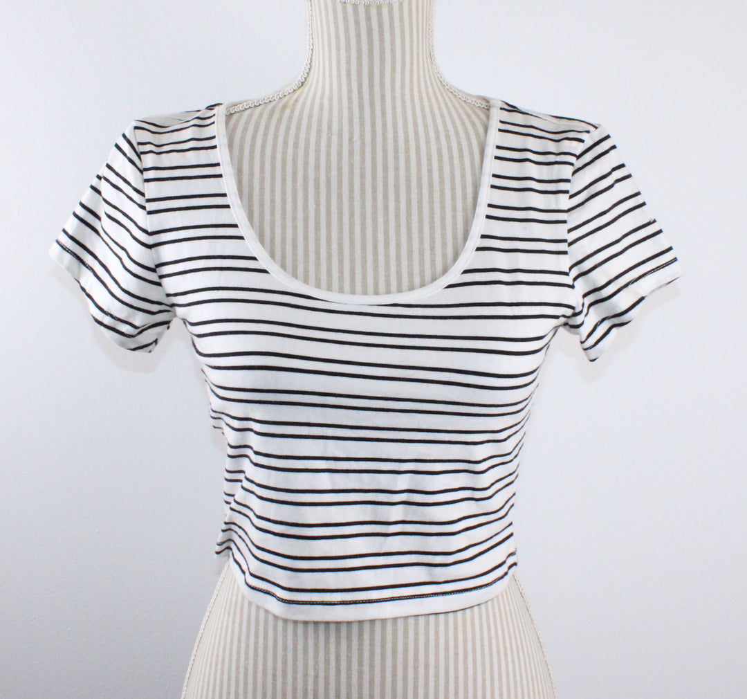 U2B CROP TOP BLACK/WHITE STRIPED LADIES MEDIUM PRE-LOVED