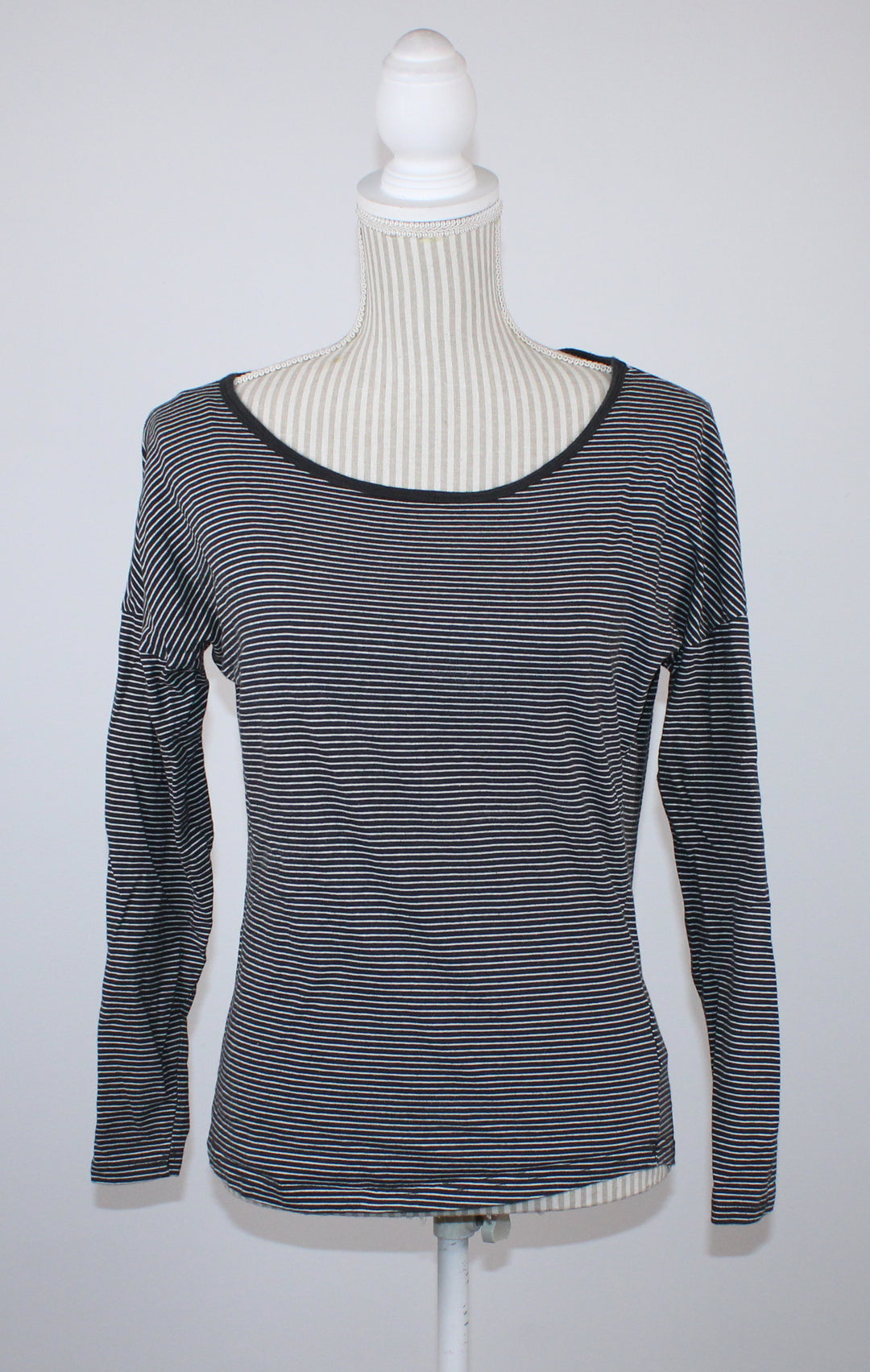 BENCH BLACK & WHITE STRIPED TOP LADIES XSMALL EUC