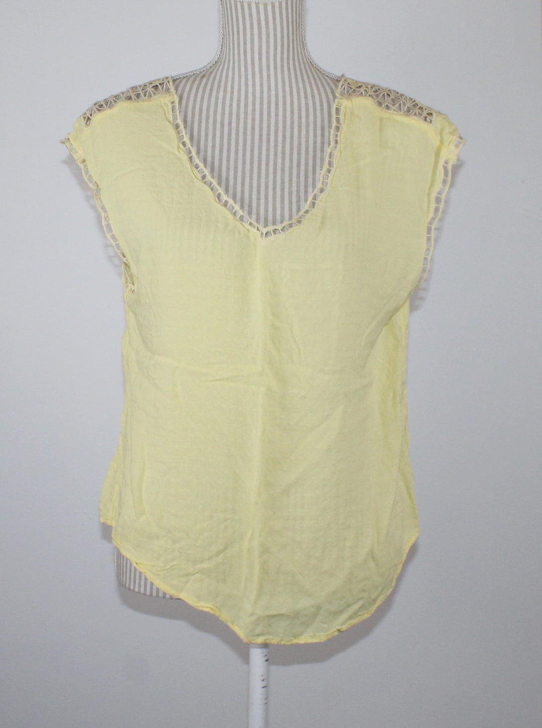 MAURICES LIGHT YELLOW TOP LADIES MEDIUM PRE-LOVED