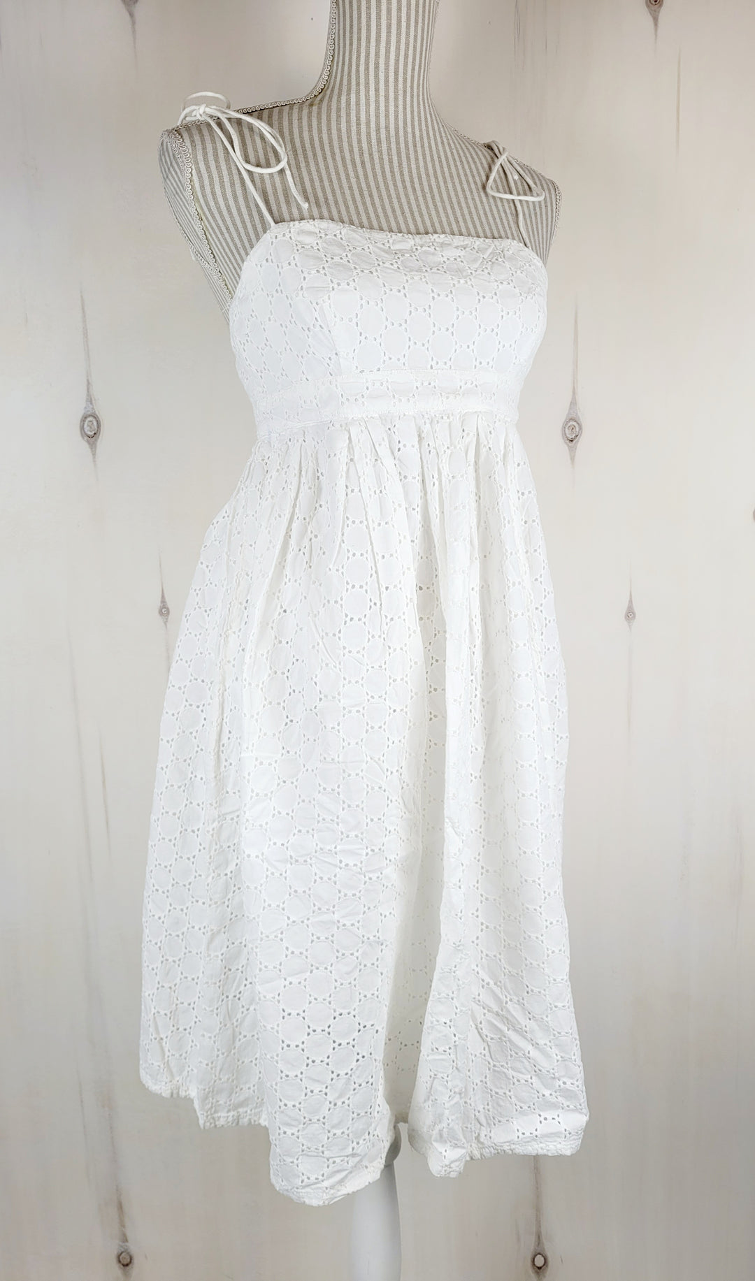 GAP WHITE EYELET DRESS LADIES SIZE 6 EUC