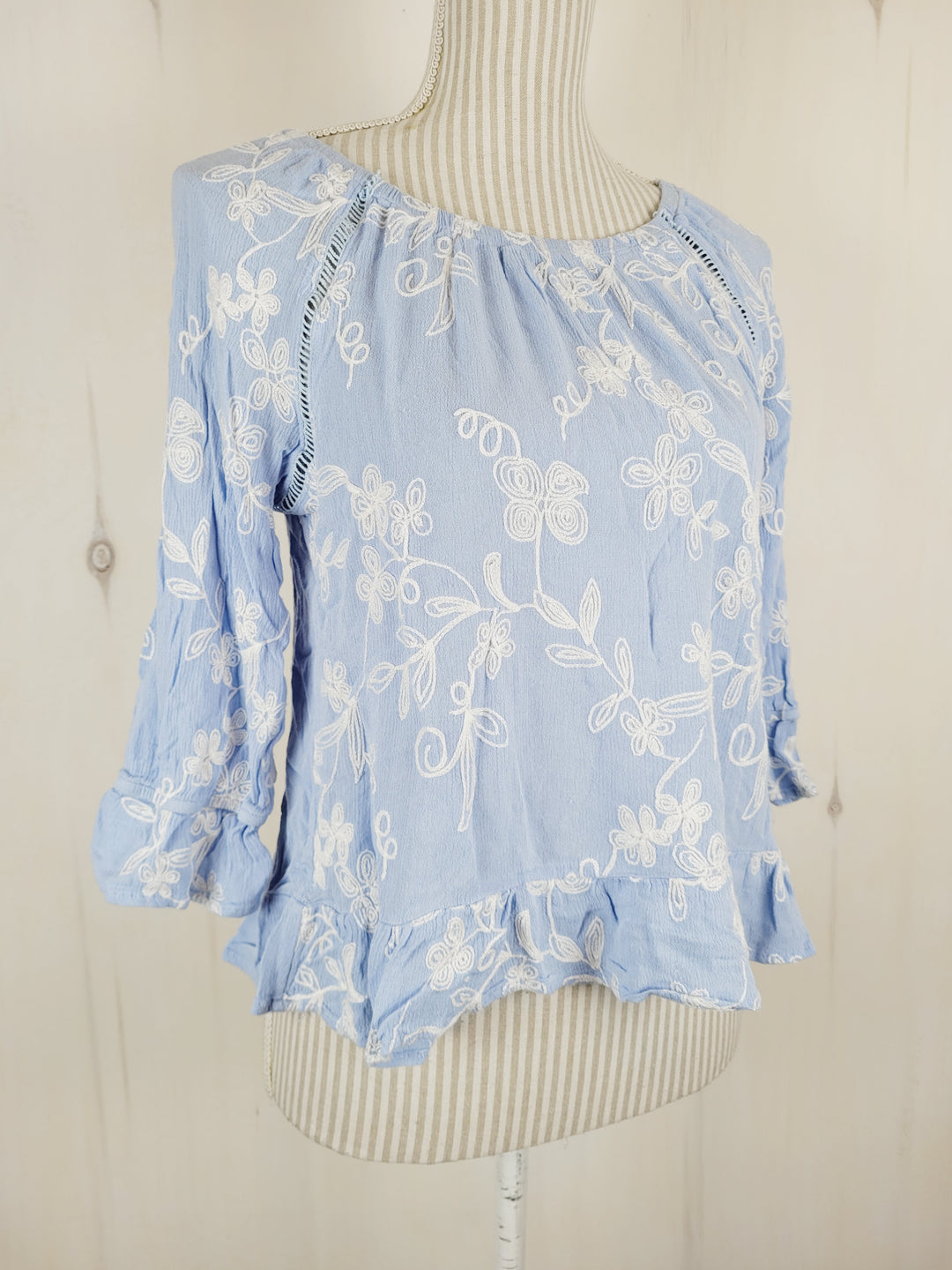 FORGOTTEN GRACE LIGHT BLUE TOP LADIES SMALL EUC