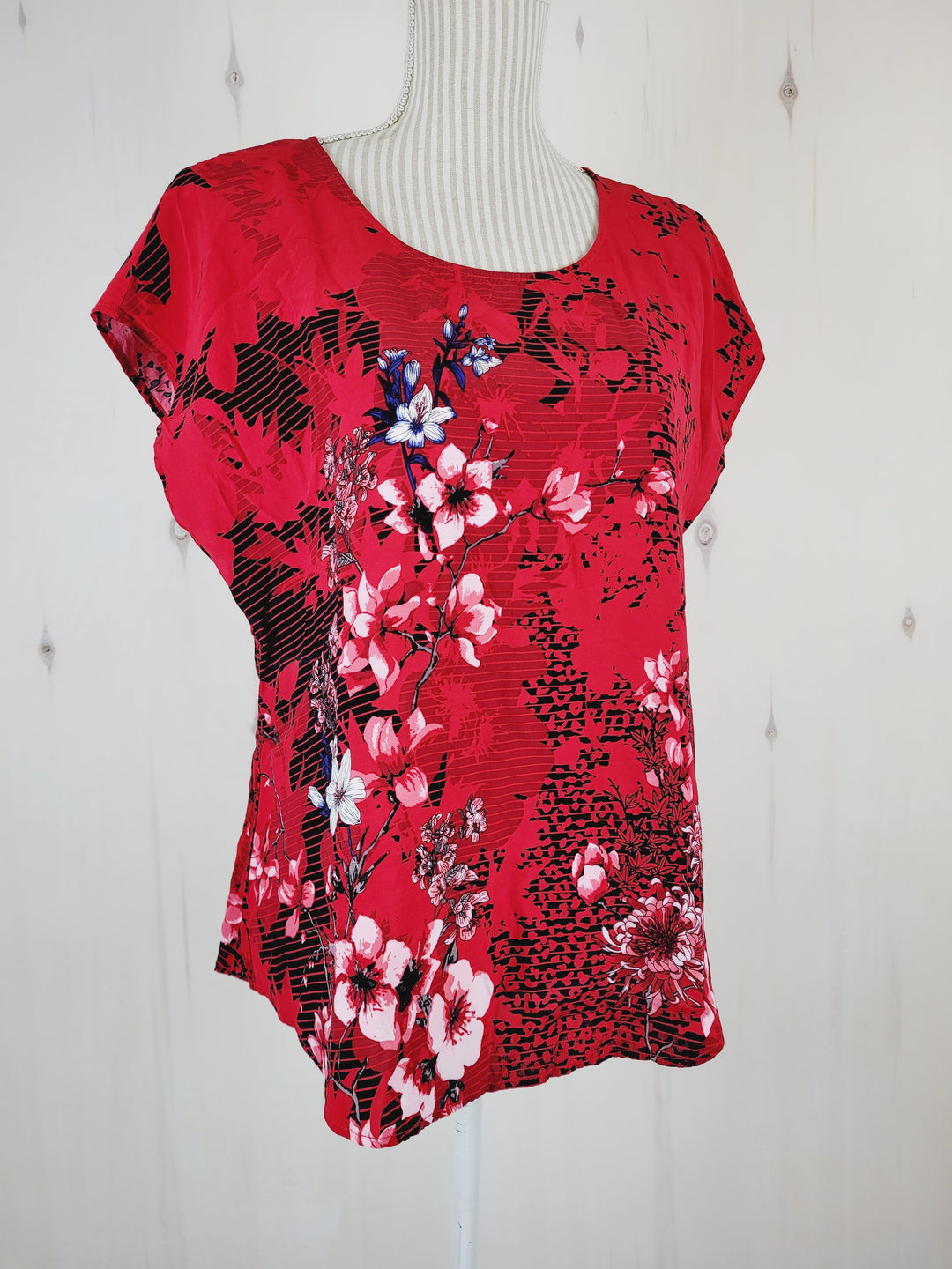 REFLECTIONS RED FLORAL TOP LADIES MEDIUM EUC