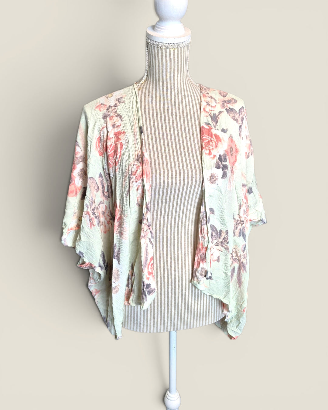 Pre-Loved Ardene Floral Kimono Cardigan Ladies XS-S | Betty’s Marketplace