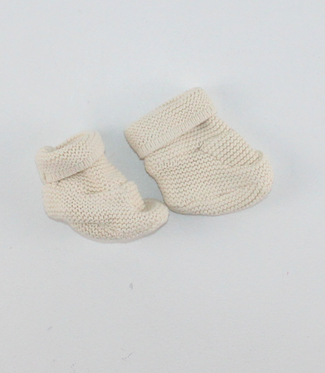 GAP IVORY KNIT BOOTIES 0-3M EUC