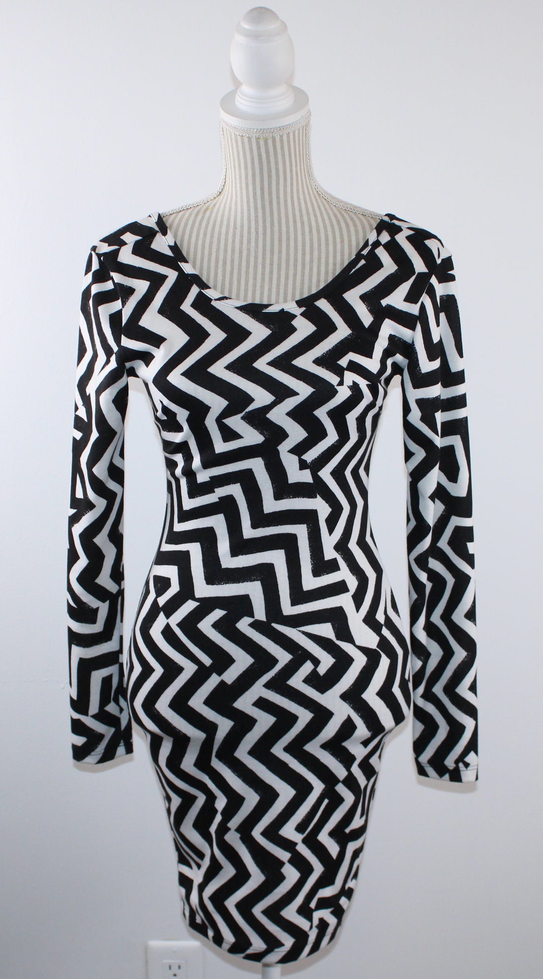 H&M BLACK & WHITE PATTERNED DRESS LADIES XS NWT